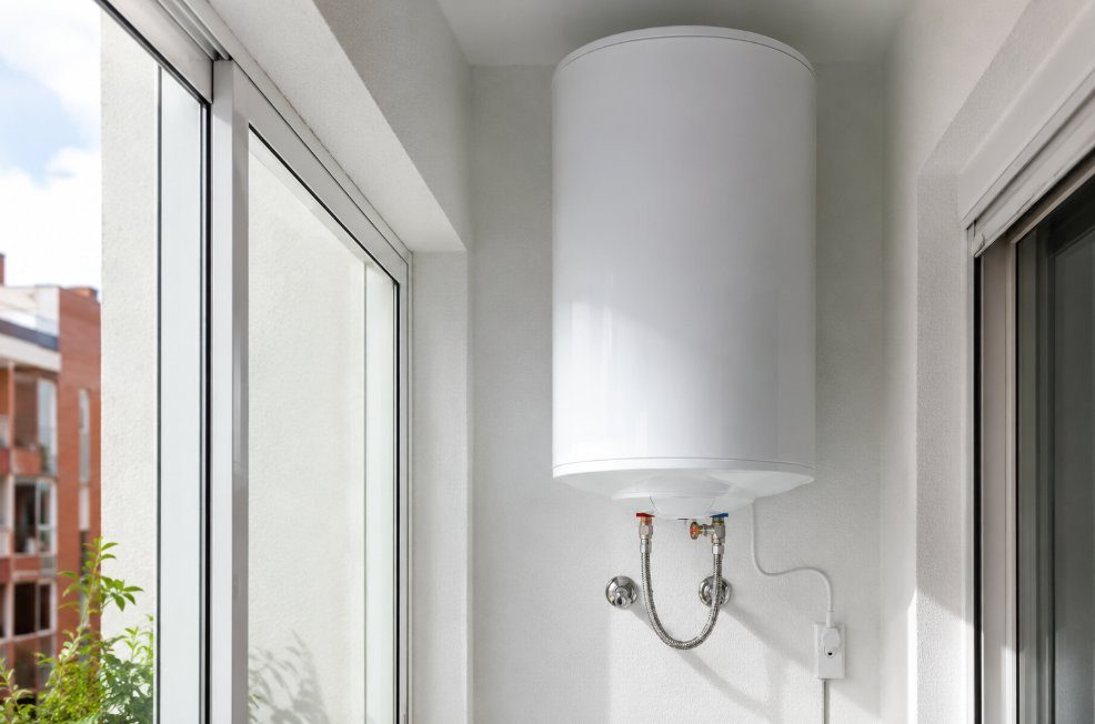 Termo eléctrico blanco instalado en la galería de una vivienda